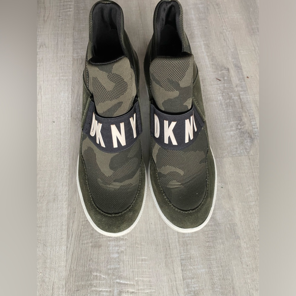 DKNY Wedged camo sneaker | size 10
